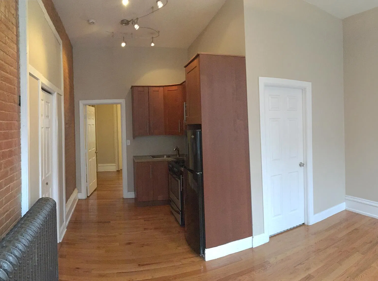 213 E King St — Photo 3
