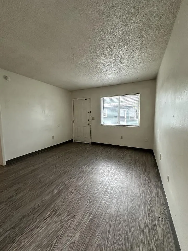 Building Photo - 2024 Alderson Ave #4