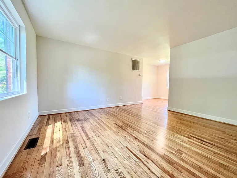 Lindley Park Manor — Photo 10