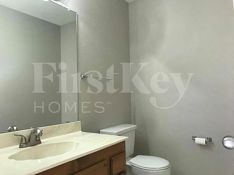 526 E Topeka Dr — Photo 10