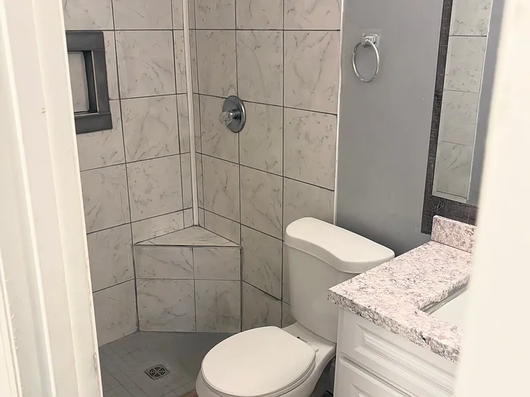 570 Chatsworth Dr — Photo 17