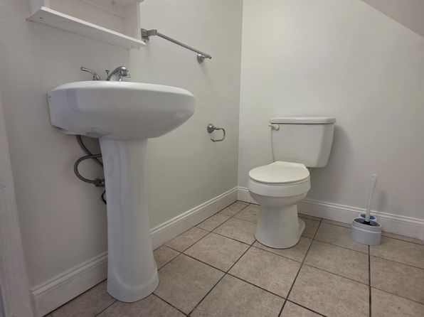 32 Moore Ave #32