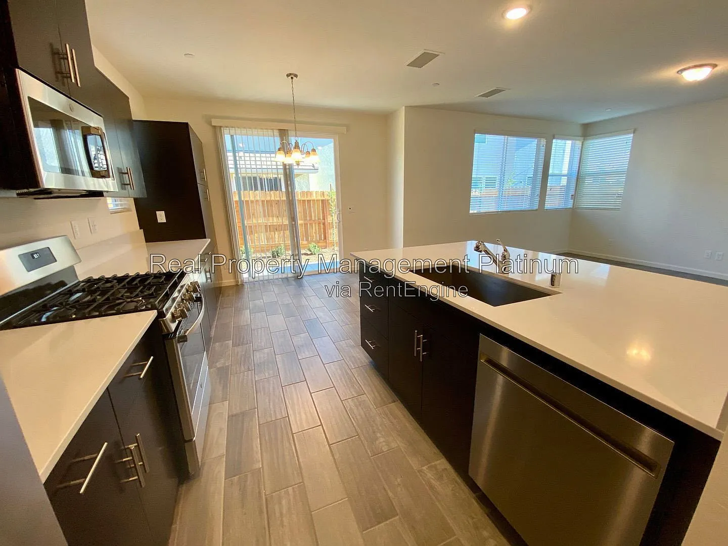 3 bed, 2.5 bath, 1660 sqft, $2,495 — Photo 3