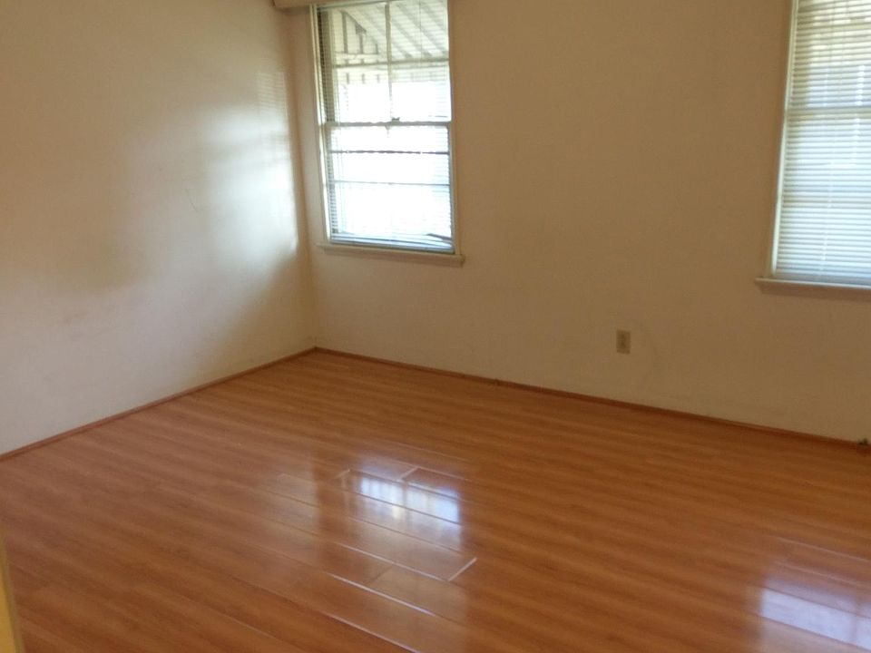 2nd image of 5942 1/2 Camellia Ave