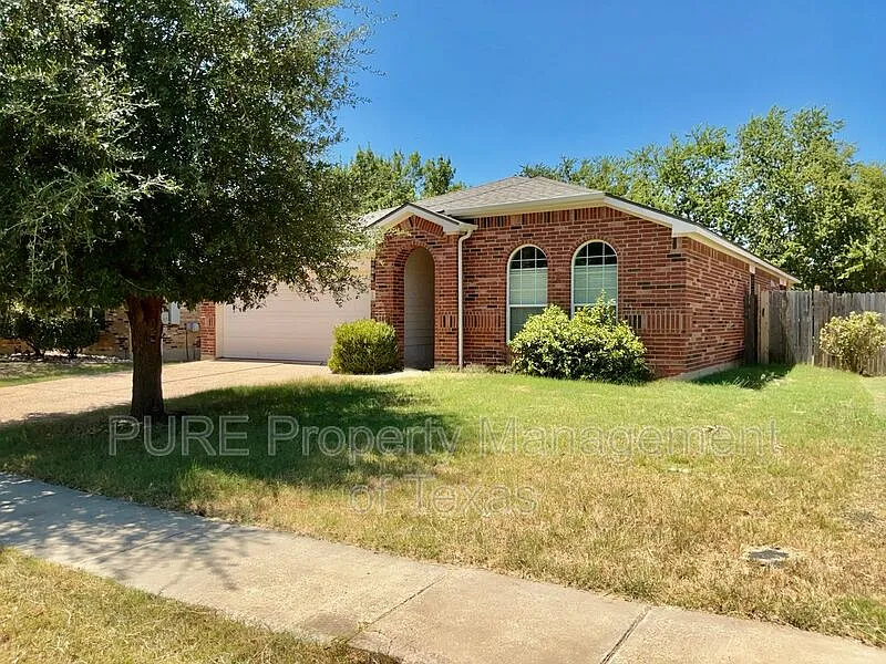 3 bed, 2.0 bath, 1813 sqft, $1,900 — Photo 1
