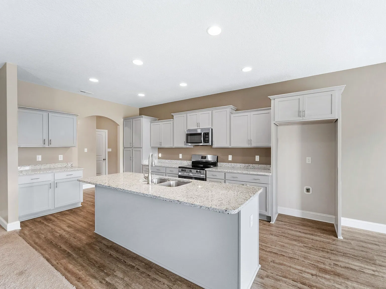 4 bed, 3196 sqft, $3,150 — Photo 2