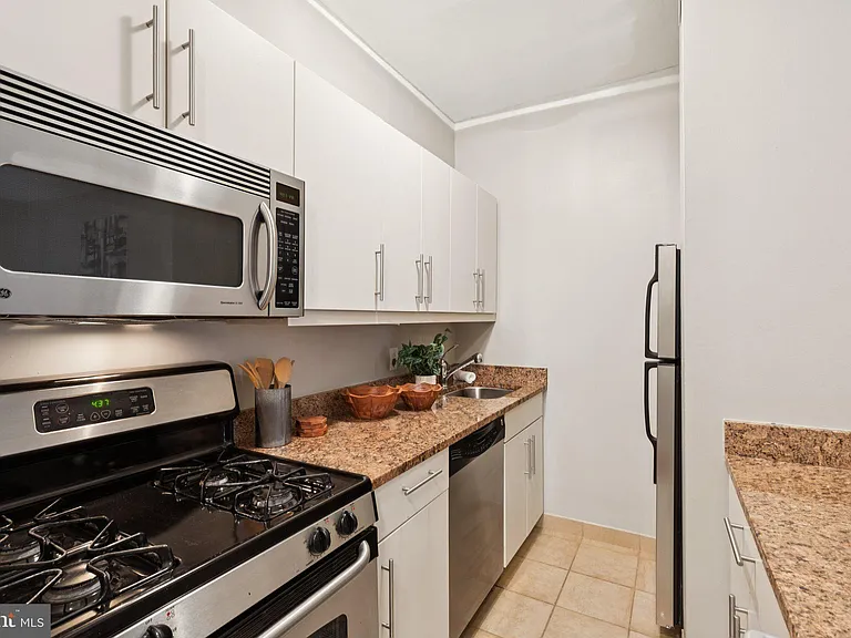 219 S 18th St #29-1217 — Photo 4