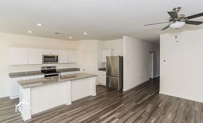 3 bed, 2.0 bath, 1769 sqft, $2,350 — Photo 4
