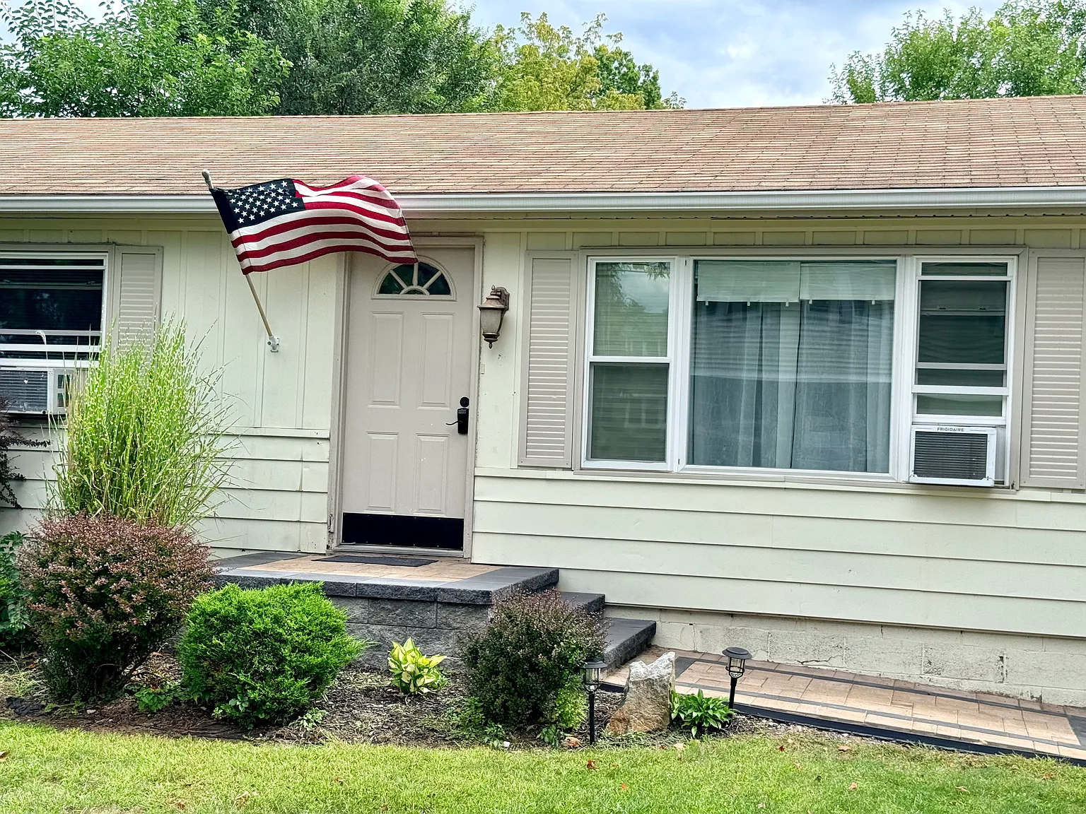 3 bed, 1350 sqft, $3,500 — Photo 2