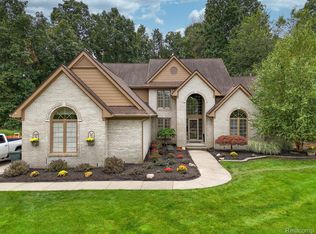 7105 S Oak Ct E, West Bloomfield, MI