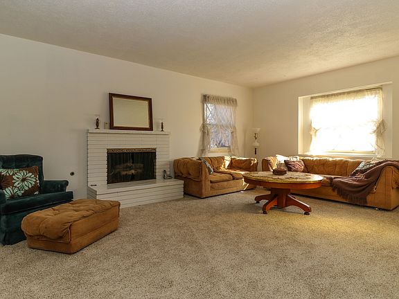 4th image of 627 W San Jose Ave