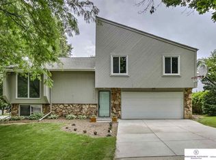 15405 Douglas Cir, Omaha, NE 68154