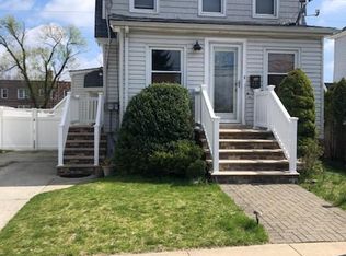 221 Cochran Pl, Valley Stream, NY 11581