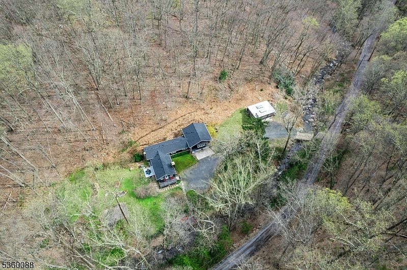 1st image of 8 Boulder Hill Rd