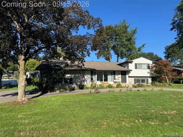 6820 White Pine Dr, Bloomfield Hills, MI 48301