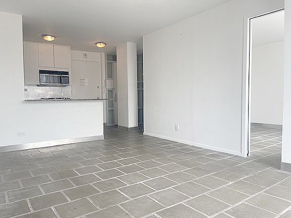 3rd image of 270 W 17th St APT 8D