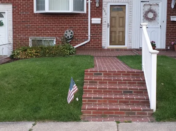 983 Regina Dr, Halethorpe, MD 21227