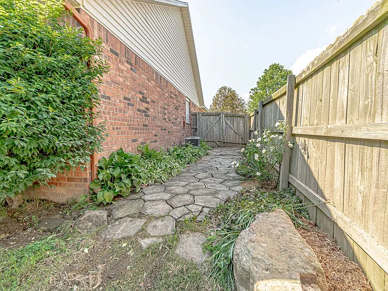 1807 Pine Ave — Photo 14