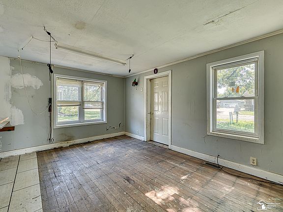 5th image of 5934 Roseland Ave