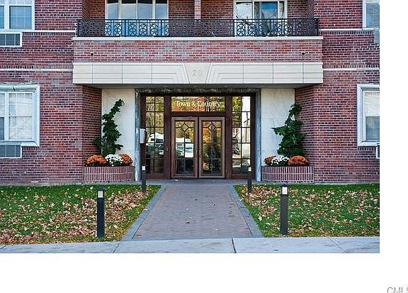 Foyer View to LR & Kitchen