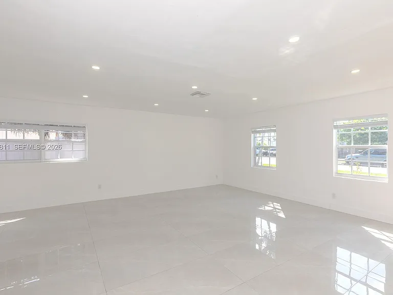 913 NE 2nd St — Photo 5