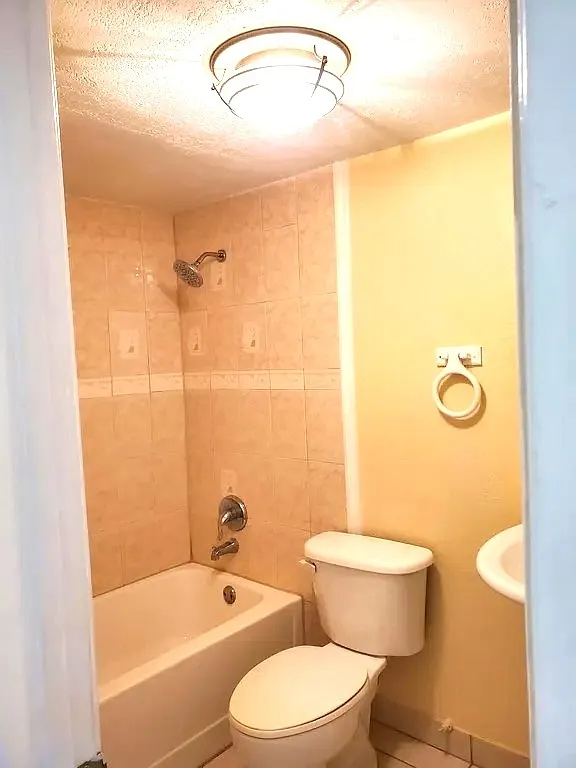 W 42nd Pl, Hialeah — Photo 3