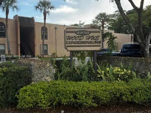 4220 NW 21st St APT 207, Fort Lauderdale, FL 33313