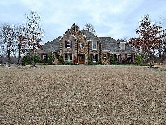 33 Surrey Loop, Carriage Manor Neighborhood, 1.5 Acre lot.