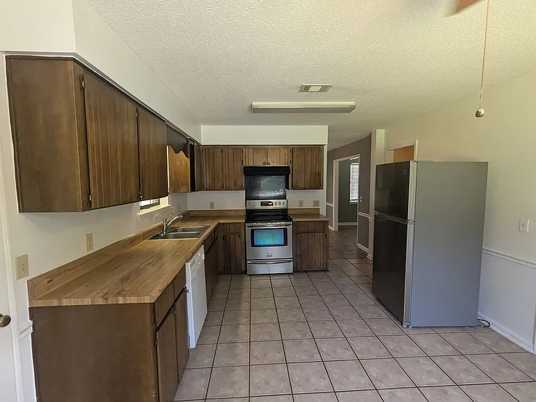 1410 Brittney Ln — Photo 8