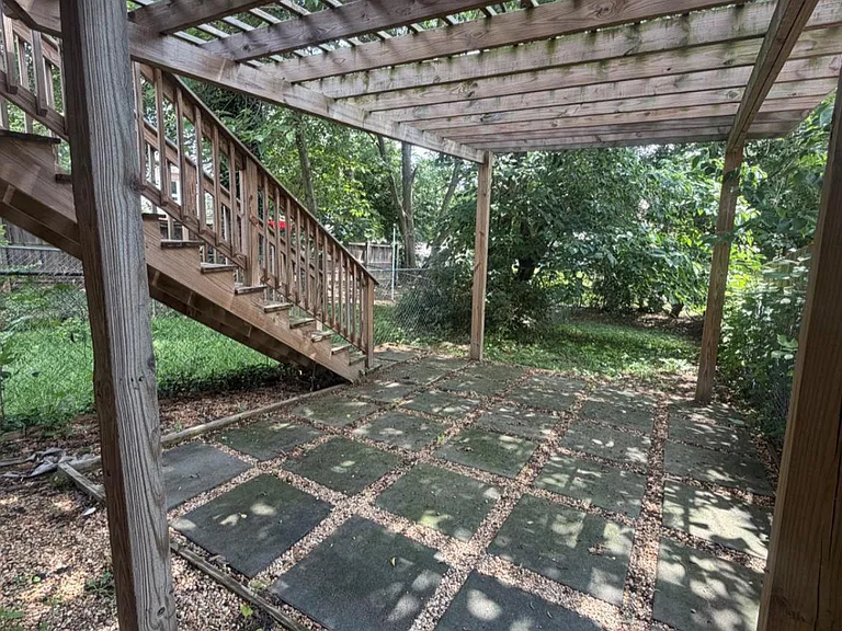 242 S Carroll St — Photo 15