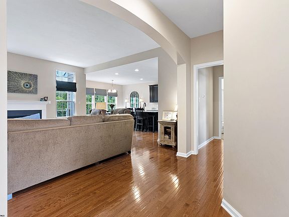 5th image of 128 Summit Woods Dr