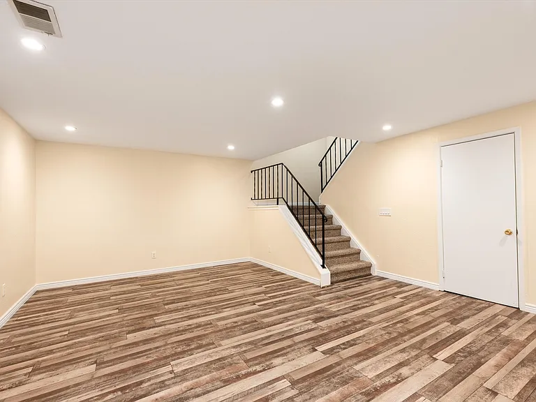 562 Vance St #D-9 — Photo 18