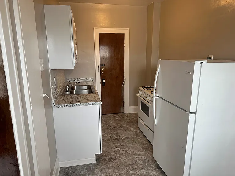 Highland Manor Apartments — Photo 16