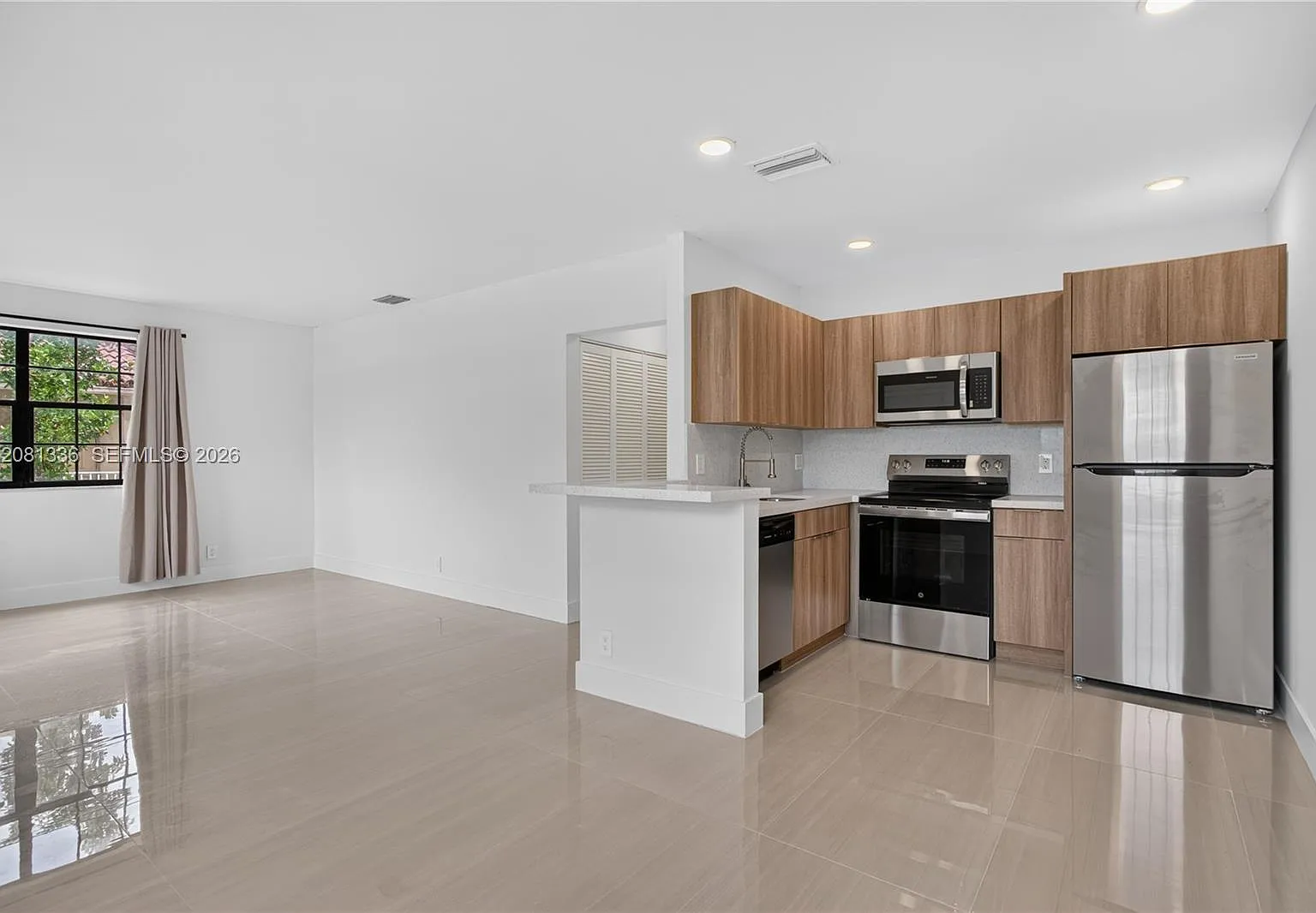 2 bed, 2.0 bath, 860 sqft, $2,300 — Photo 3