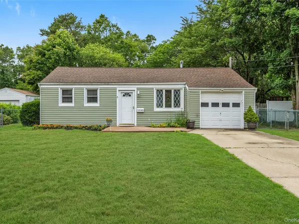 1580 N Gardiner Drive, Bay Shore, NY 11706