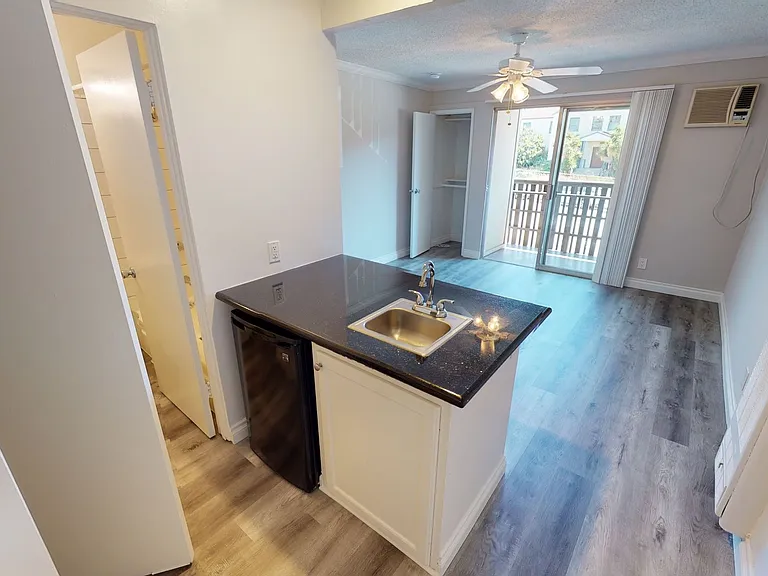 Chii Sai Apts...Gorgeous Apartment...Prime Westside Location...CALL NOW! — Photo 11