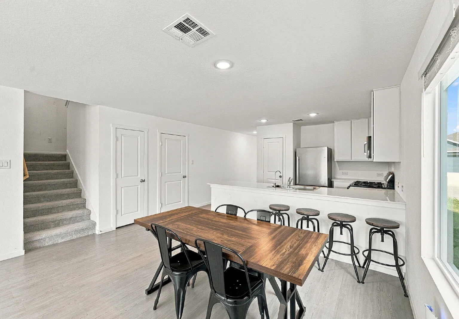 4 bed, 2.5 bath, 1885 sqft, $1,650 — Photo 4