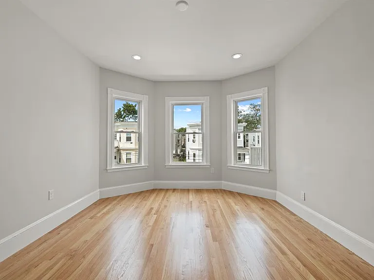 16 Leslie St #2 — Photo 11