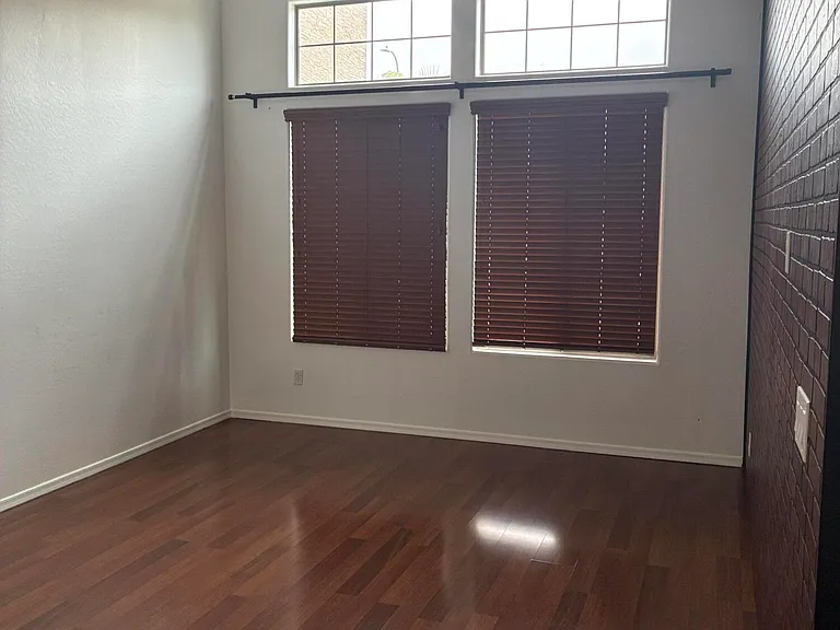 2741 W Redwood Ln — Photo 2