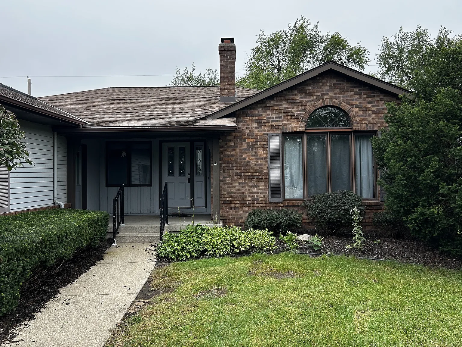 Spacious 5-Bedroom, 3-Bathroom Home with Large Fenced-In Backyard — Photo 2
