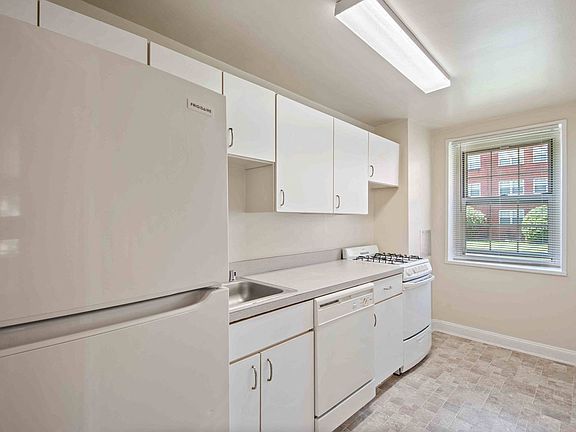 2nd image of 3603 Glengyle Ave #M5