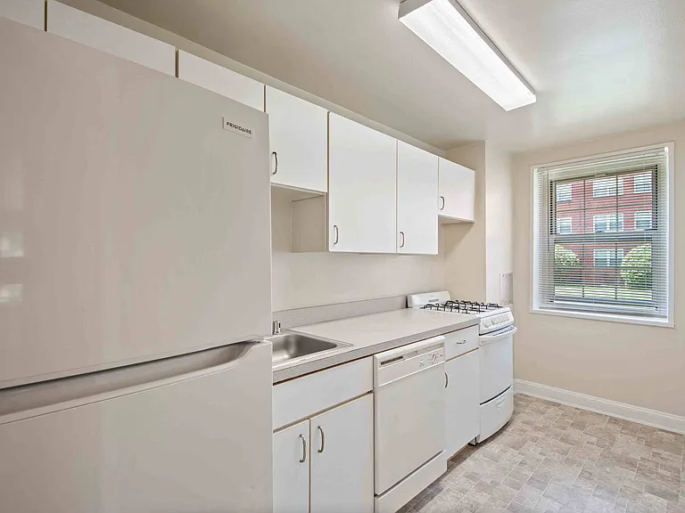 Samester Apartments — Photo 9