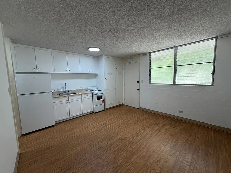 403 Hobron Ln — Photo 1