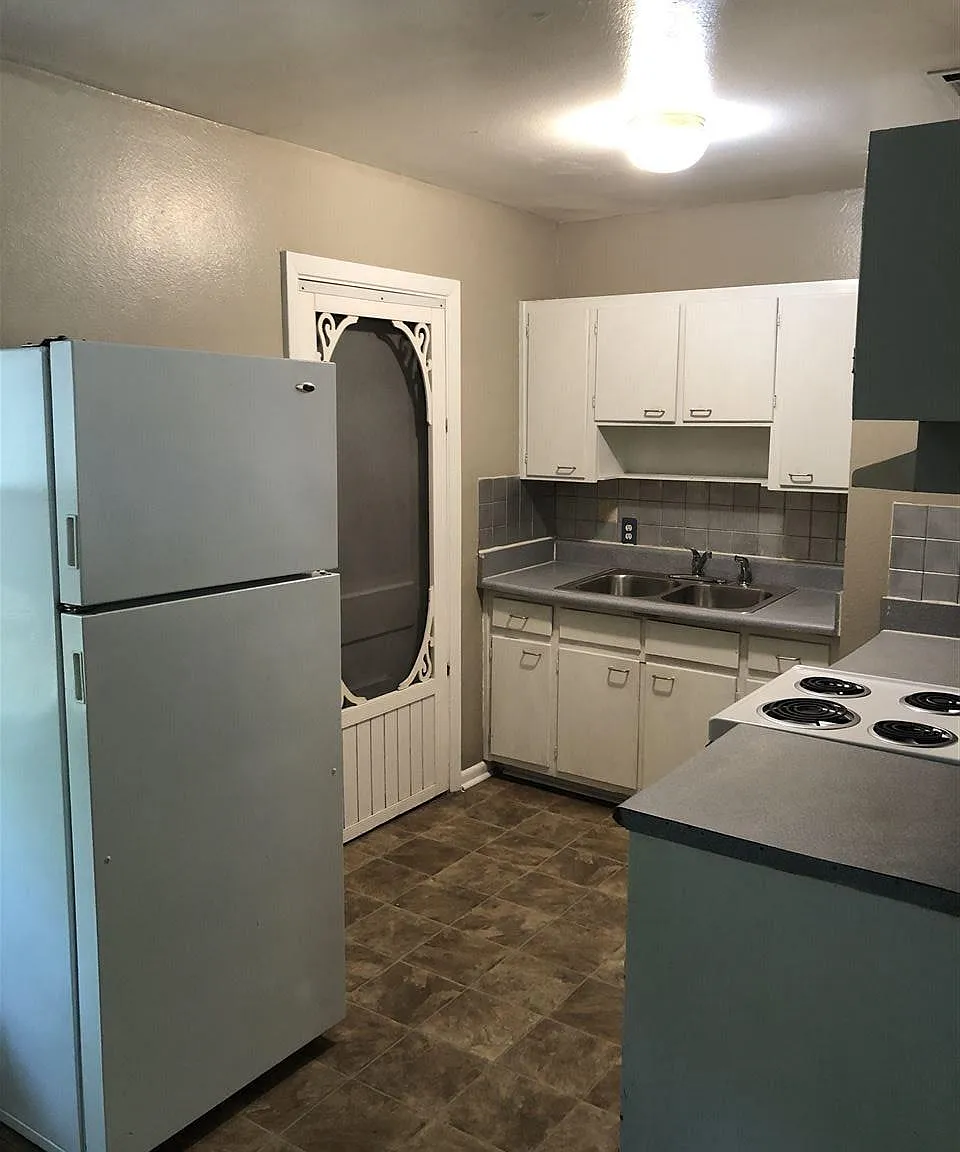 3 bed, 1.0 bath, 888 sqft, $1,350 — Photo 2
