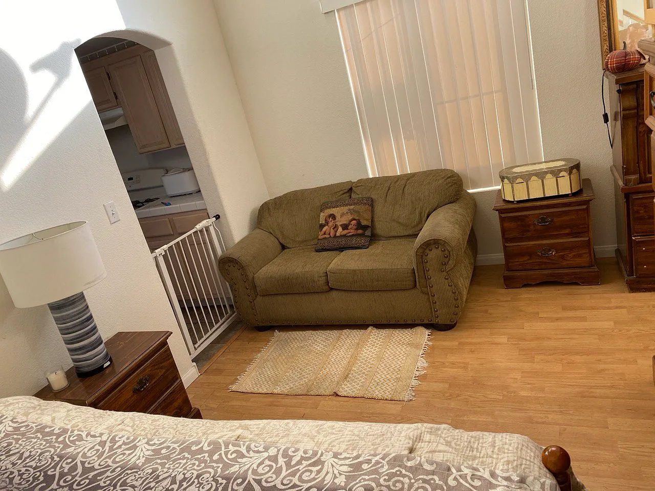 5 bed, 4000 sqft, $500 — Photo 1