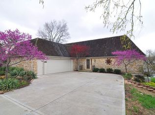 418 N Winnebago Dr, Lake Winnebago, MO 64034