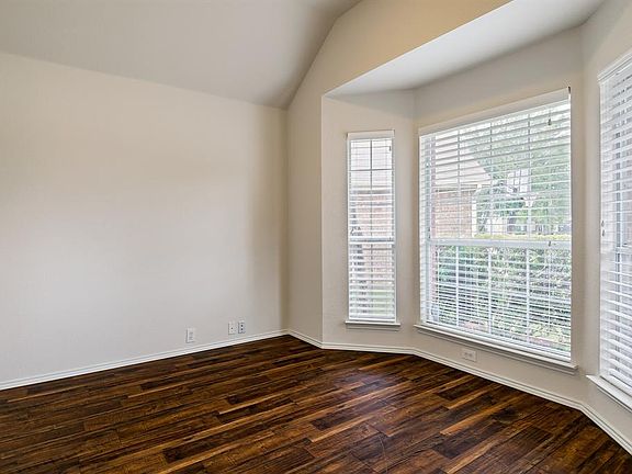 4th image of 4004 Glenwyck Dr E