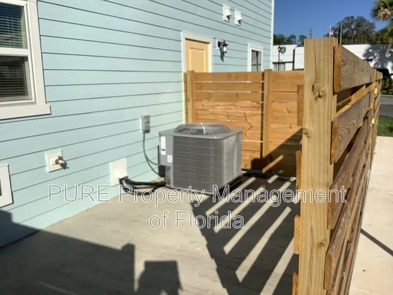 710 NE 4th St #102 — Photo 18