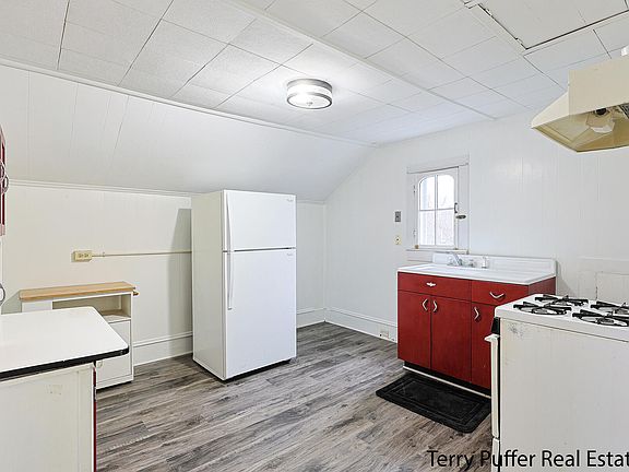 3rd image of 418 Jackson St