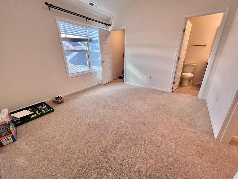 3rd BR w/Jack and Jill Full Bathroom w/walk-in Closet